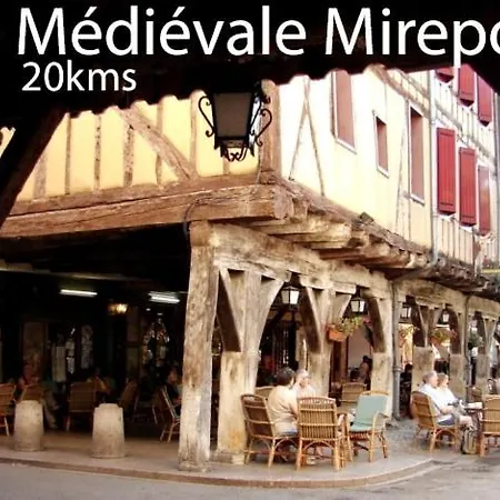Maison Familiale Chaleureuse Au Pied Des Pyrenees Hébergement de vacances *